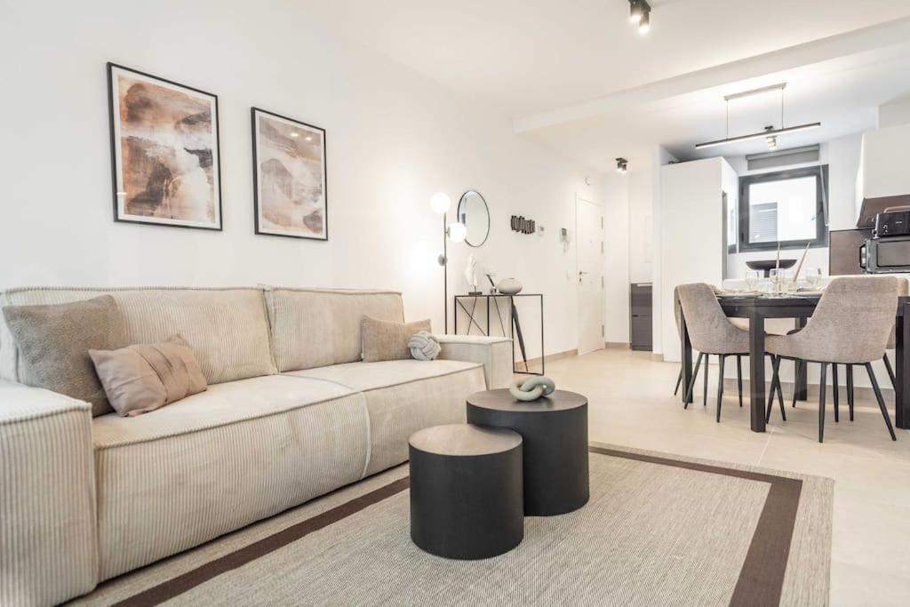 Modern Apartment With Patio & Parking By Rems Малага Экстерьер фото