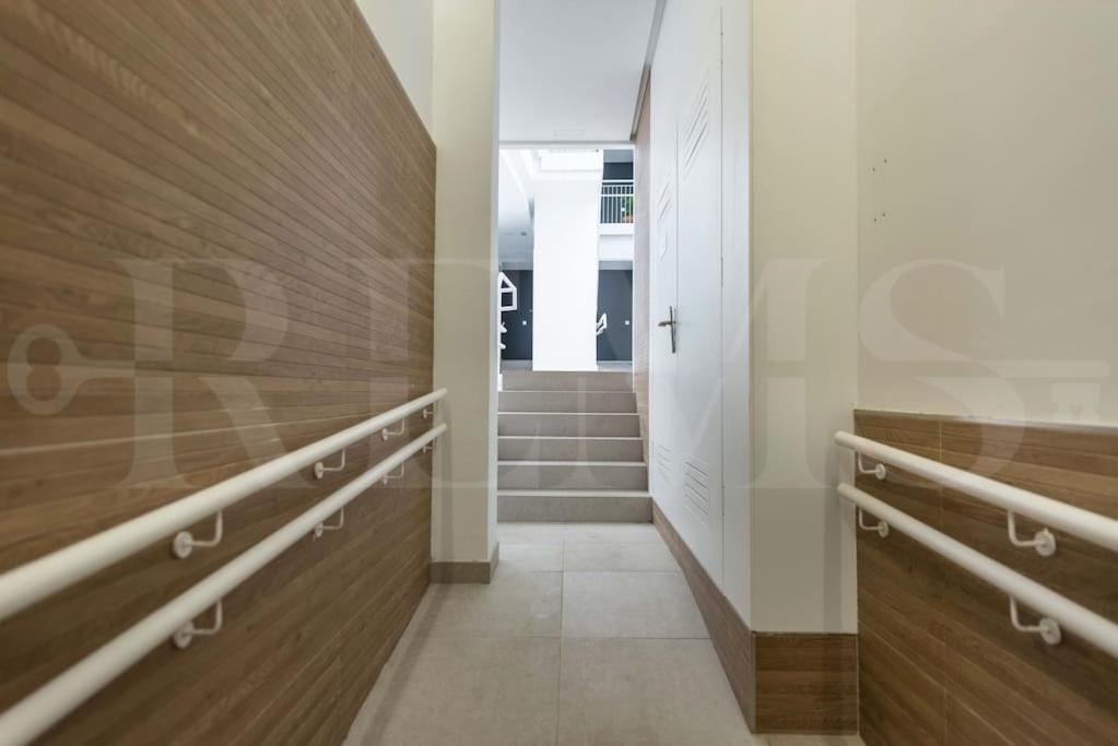 Modern Apartment With Patio & Parking By Rems Малага Экстерьер фото